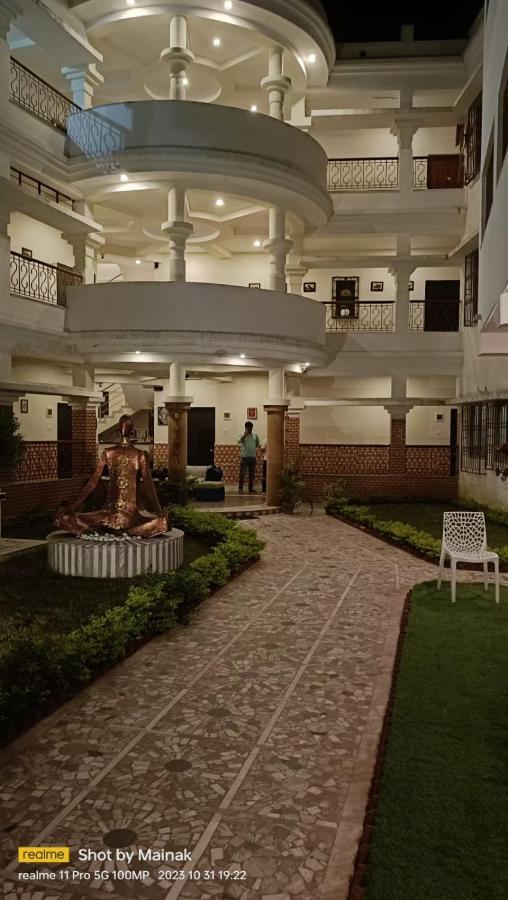 Hotel Kolam Shānti Niketan Екстериор снимка
