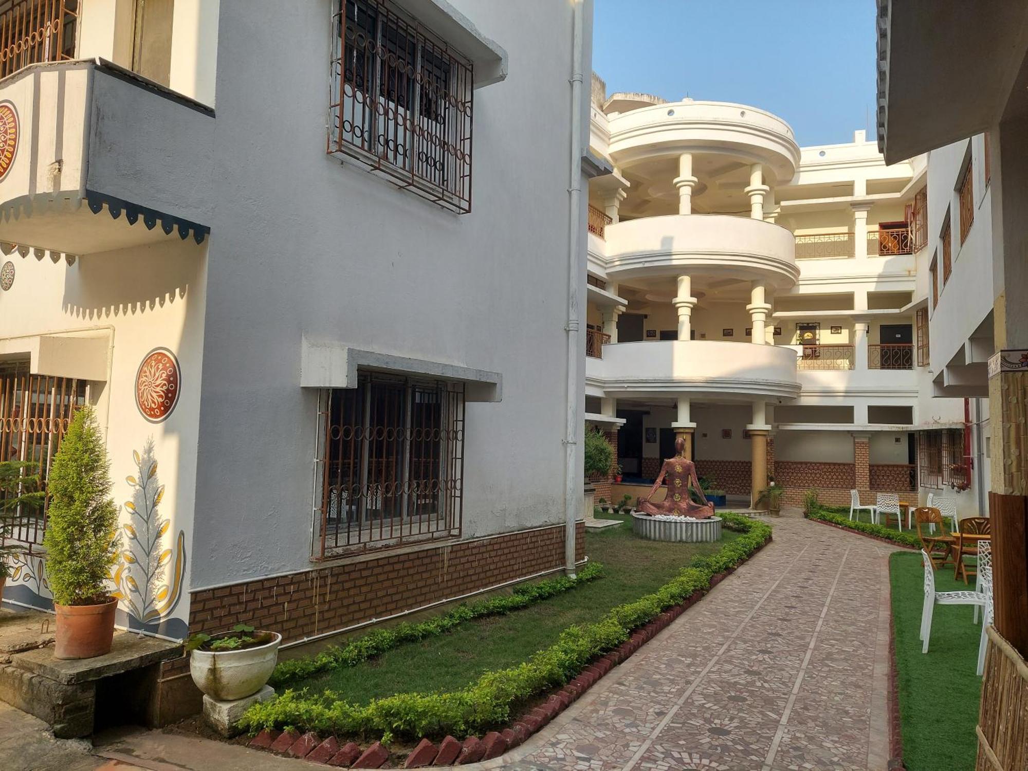 Hotel Kolam Shānti Niketan Екстериор снимка